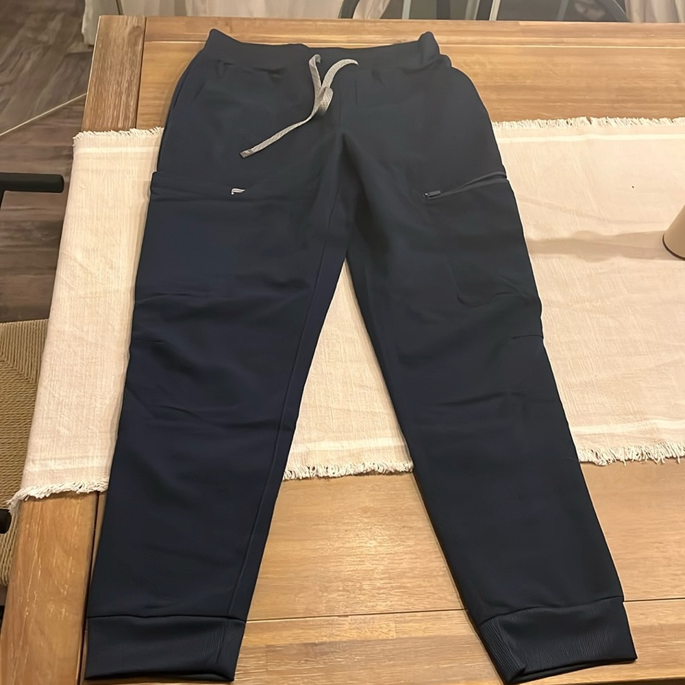 Fabletics on call jogger scrubs small short